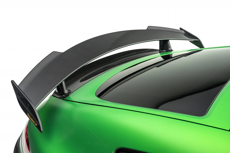 Logo MANSORY thay thế cho logo nguyên bản của xe ở trước và sau. Xe sở hữu màu sơn xanh mờ AMG Green Hell magno, kết hợp các họa tiết tem đua ở phần hông xe. Hệ thống treo được hạ thấp và bộ mâm mới Type Y.5 kích thước 22 inch chất liệu hợp kim có trọng lượng nhẹ.