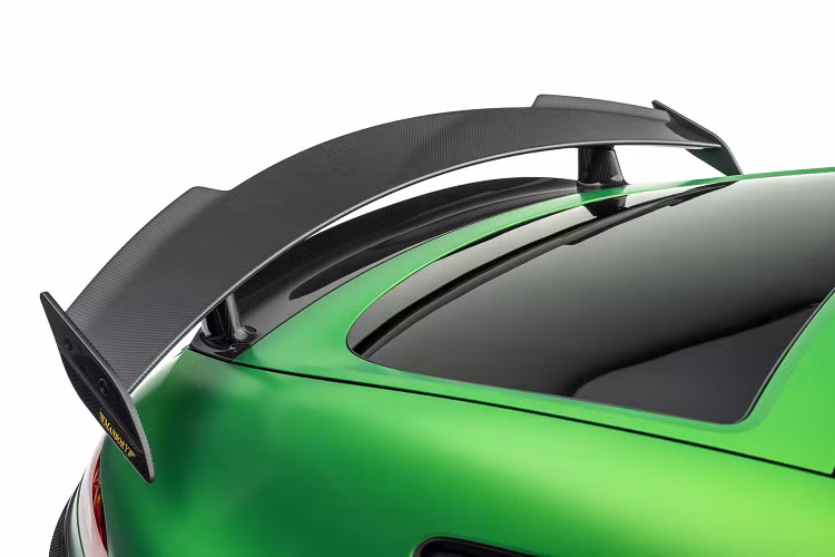 Logo MANSORY thay thế cho logo nguyên bản của xe ở trước và sau. Xe sở hữu màu sơn xanh mờ AMG Green Hell magno, kết hợp các họa tiết tem đua ở phần hông xe. Hệ thống treo được hạ thấp và bộ mâm mới Type Y.5 kích thước 22 inch chất liệu hợp kim có trọng lượng nhẹ.