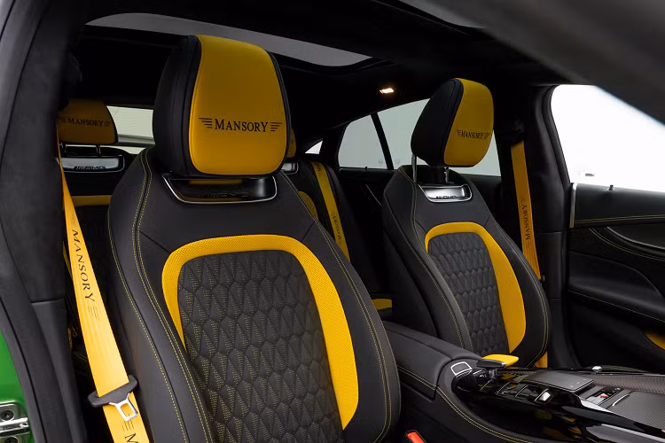 Nguyên bản Mercedes-AMG GT 63 S E Performance trang bị động cơ V8 dung tích 4.0L mạnh 639 mã lực và mô-men xoắn 900 Nm. Kết hợp cùng động cơ điện, xe có công suất tối đa 843 mã lực và mô-men xoắn cực đại 1.470 Nm. MANSORY đã nâng cấp sức mạnh chiếc xe, công suất mới đạt 880 mã lực và mô-men xoắn 1.490 Nm