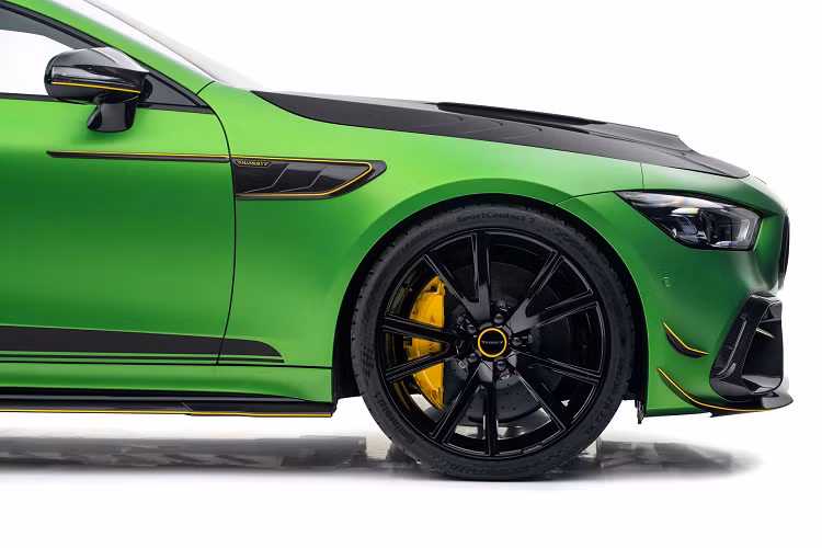 Xe sở hữu màu sơn xanh mờ AMG Green Hell magno, kết hợp các họa tiết tem đua ở phần hông xe. Hệ thống treo được hạ thấp và bộ mâm mới Type Y.5 kích thước 22 inch chất liệu hợp kim có trọng lượng nhẹ.