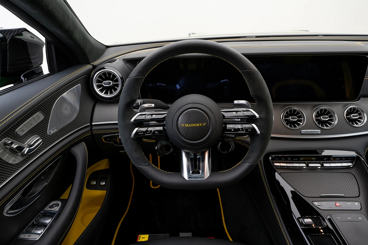 Hàng ghế thứ 2 được bố trí độc lập theo ngôn ngữ đồng nhất với tổng thể khoang nội thất. Ngoài ra, còn có các chi tiết quen thuộc của MANSORY như ốp bệ bước, thảm sàn...