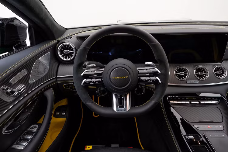 Hàng ghế thứ 2 được bố trí độc lập theo ngôn ngữ đồng nhất với tổng thể khoang nội thất. Ngoài ra, còn có các chi tiết quen thuộc của MANSORY như ốp bệ bước, thảm sàn...