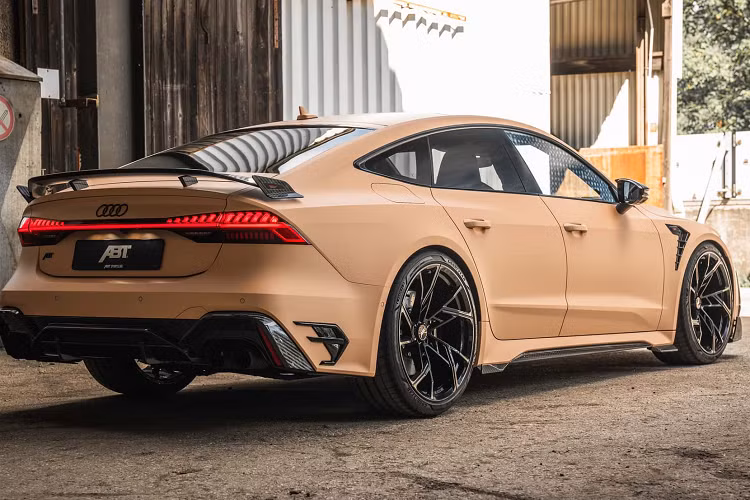 So với các lần lặp lại trước đó, các phiên bản hiệu suất cao có động cơ turbo lớn hơn, ít âm thanh hơn, vi sai trung tâm tự khóa cơ học và phần mềm điều khiển truyền động được nâng cấp. Giá xe Audi RS6 Avant Performance và RS7 Performance của ABT khởi điểm từ 126.895 USD cho bản wagon và 128.895 USD cho bản sedan.