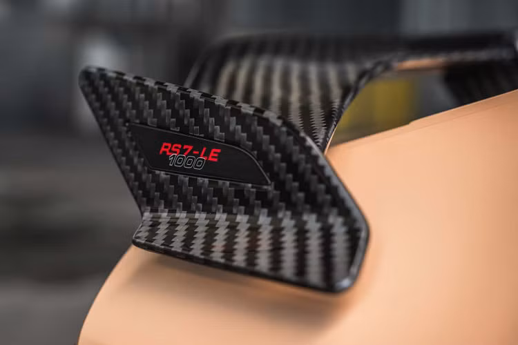 Bình chứa nước và ethanol dung tích 3.963 gallon (15 lít) để đặt ở khu vực hành khách sau. Ống đổ nước và ethanol được đặt gần nắp xăng.