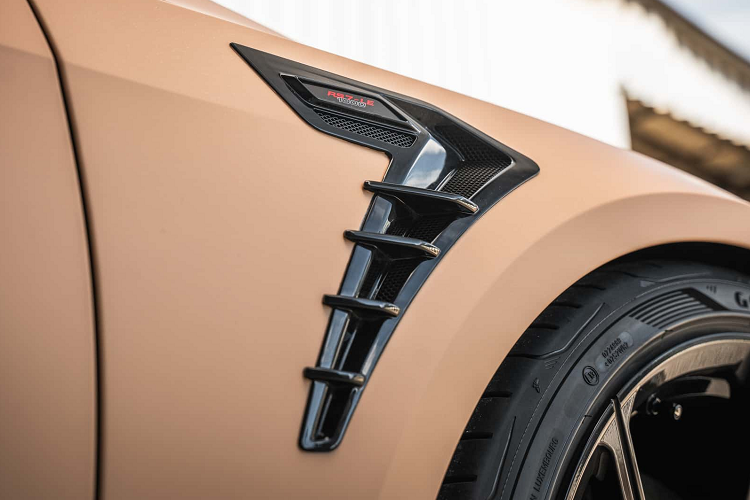 Bên cạnh đó, gói nâng cấp cho Audi RS6 và RS7 hiệu suất cao còn có bộ làm mát dầu và bộ làm mát được điều chỉnh. Hệ thống phun ethanol gián tiếp (IWI) là một trong những nâng cấp đáng kể. Thông qua bộ điều khiển điện tử điều chỉnh công nghệ này.