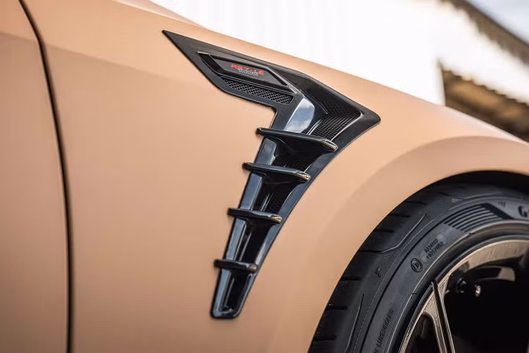 Bên cạnh đó, gói nâng cấp cho Audi RS6 và RS7 hiệu suất cao còn có bộ làm mát dầu và bộ làm mát được điều chỉnh. Hệ thống phun ethanol gián tiếp (IWI) là một trong những nâng cấp đáng kể. Thông qua bộ điều khiển điện tử điều chỉnh công nghệ này.