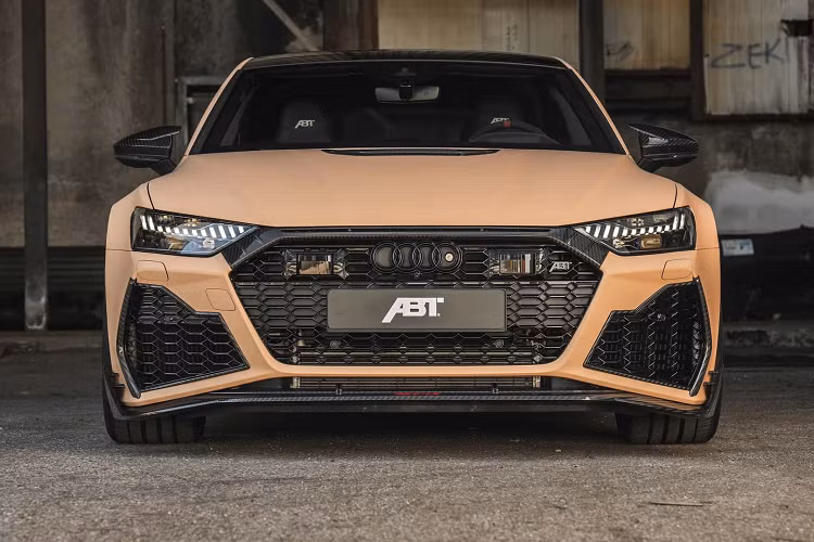 Khi sử dụng xăng 98 octan, công suất giảm xuống còn 927 mã lực và mô-men xoắn 1.050 Nm. ABT thay đổi động cơ để nâng cấp công suất. Hãng độ đã thêm piston mới, củng cố thanh nối cốt, nâng cấp ghim piston. Hệ thống hút carbon với turbo có các lỗ thông gió lớn hơn.