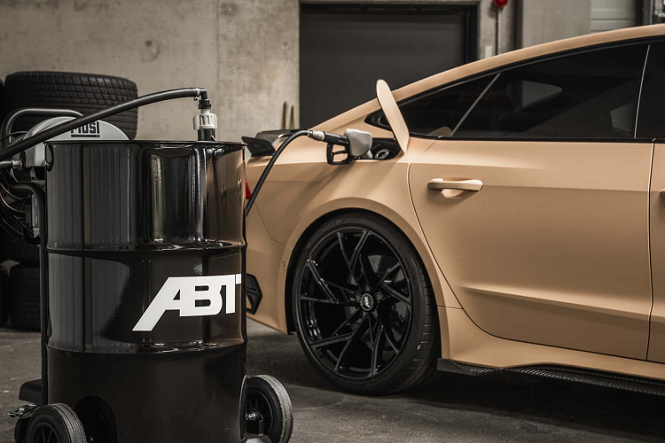 Việc kích hoạt hệ thống IWI trên RS6 hoặc RS7, cần chuyển chế độ lái RS, nhấn giữ nút đó trong 1 giây; công suất bổ sung sẽ sẵn sàng.