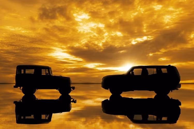 Hình ảnh cho thấy, khi đặt cạnh Land Cruiser FJ40 từ những năm 1960, Toyota Land Cruiser Prado 2024 mới dài hơn và có phần thân được thiết kế khoẻ khoắn như người anh em Lexus GX mới.