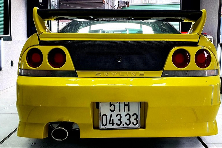 Không chỉ độ nhiều món đồ cho ngoại thất, chủ nhân của chiếc xe thể thao 2 cửa Nissan Skyline R33 duy nhất tại Việt Nam còn thay đổi rất nhiều bên trong khoang lái cho xe, nhờ đó, giúp nội thất của chiếc Nissan Skyline R33 nhìn chiến hơn so với bản tiêu chuẩn.