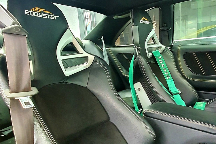 Chưa hết, toàn bộ phần da của nội thất chiếc xe Nissan Skyline R33 còn được chủ xe bọc lại hoàn toàn với chất liệu da lộn kết hợp da thật. Cuối cùng là cần số Bride hay bao nắm phanh tay Momo.