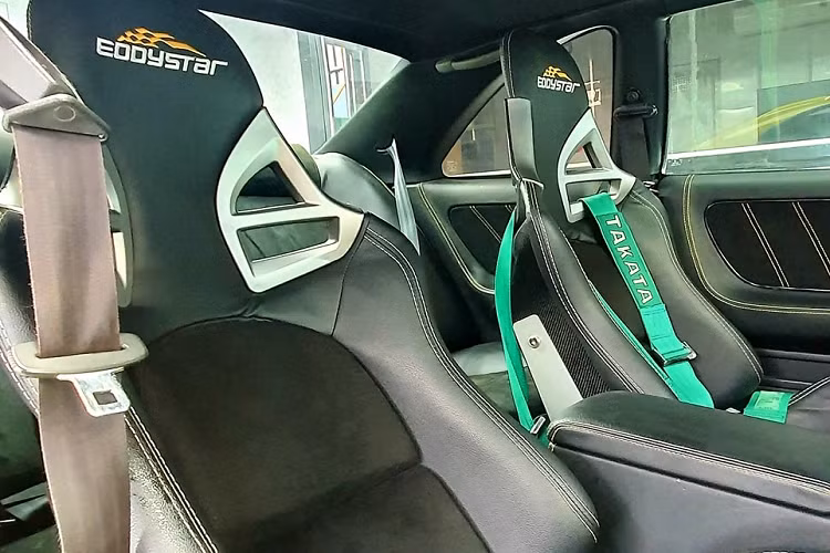 Chưa hết, toàn bộ phần da của nội thất chiếc xe Nissan Skyline R33 còn được chủ xe bọc lại hoàn toàn với chất liệu da lộn kết hợp da thật. Cuối cùng là cần số Bride hay bao nắm phanh tay Momo.