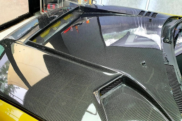 Đầu tiên là bộ ghế ngồi bằng sợi carbon Eddystar với trọng lượng chỉ 5 kg cho 1 ghế và dây đai an toàn 4 điểm Takata. Tiếp đến là vô lăng có thể tháo rời AMD, bộ pedal thể thao Nismo, 3 món này đã thể hiện độ ăn chơi cho chiếc xe này.