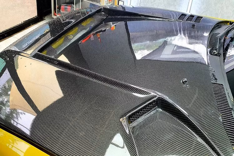 Đầu tiên là bộ ghế ngồi bằng sợi carbon Eddystar với trọng lượng chỉ 5 kg cho 1 ghế và dây đai an toàn 4 điểm Takata. Tiếp đến là vô lăng có thể tháo rời AMD, bộ pedal thể thao Nismo, 3 món này đã thể hiện độ ăn chơi cho chiếc xe này.