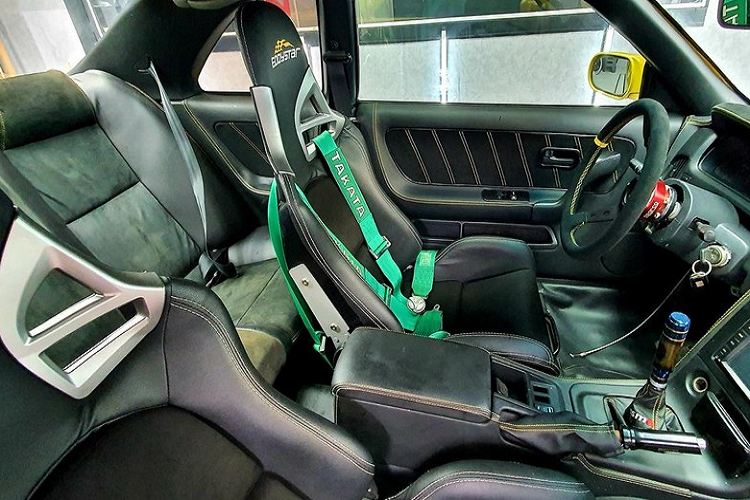 Theo thông tin chúng tôi tìm hiểu có được, chiếc xe thể thao Nissan Skyline R33 này chỉ thuộc phiên bản GTS-t gần thấp nhất trong dòng xe này. Vì thế, xe chỉ được trang bị động cơ 6 xi-lanh thẳng hàng, dung tích 2.0 lít, tăng áp, mang mã RB20DET, sản sinh ra công suất tối đa 212 mã lực và mô-men xoắn cực đại 264 Nm.