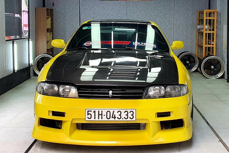 Nói về Nissan Skyline R33, các dân chơi gói gọn trong 2 từ đẳng cấp, xe có sẵn trong cấu hình coupe và sedan, dù bản nào, Skyline R33 vẫn hút nhiều dân chơi xe đến giờ. Tại thời điểm ra mắt, R33 là chiếc xe Nissan Skyline an toàn nhất trong số các mẫu với xếp hạng tương ứng là 3,8 trên 5,5.