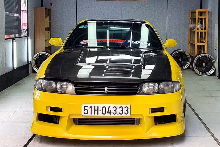 Nói về Nissan Skyline R33, các dân chơi gói gọn trong 2 từ đẳng cấp, xe có sẵn trong cấu hình coupe và sedan, dù bản nào, Skyline R33 vẫn hút nhiều dân chơi xe đến giờ. Tại thời điểm ra mắt, R33 là chiếc xe Nissan Skyline an toàn nhất trong số các mẫu với xếp hạng tương ứng là 3,8 trên 5,5.