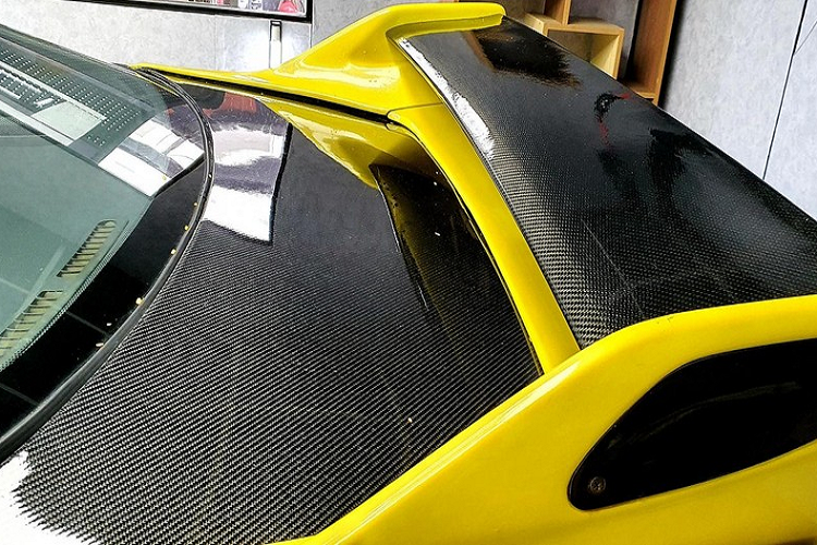 Chưa hết, phần nắp khoang hành lý và 1 phần cánh gió đuôi độ của chiếc Nissan Skyline R33 đang được chào bán 3,3 tỷ đồng này cũng được thay bằng carbon. Xe còn vô nhiều món khác như 1 số đồ chơi Nismo, pô Nismo và ấn tượng còn phải kể đến là dàn chân với bộ mâm Enkie CN28 có kích thước 18 inch.