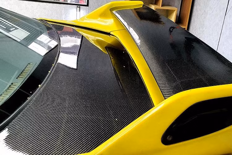 Chưa hết, phần nắp khoang hành lý và 1 phần cánh gió đuôi độ của chiếc Nissan Skyline R33 đang được chào bán 3,3 tỷ đồng này cũng được thay bằng carbon. Xe còn vô nhiều món khác như 1 số đồ chơi Nismo, pô Nismo và ấn tượng còn phải kể đến là dàn chân với bộ mâm Enkie CN28 có kích thước 18 inch.