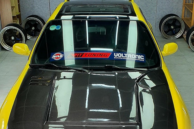 Số tiền này rao bán chiếc Nissan Skyline R33 chạy hơn 25 năm này có thể dư sức sở hữu nhiều mẫu xe thể thao lướt đến mới như Ford Mustang, BMW Z4, Audi TT, Mercedes-Benz C300 AMG Coupe, và rất nhiều dòng xe khác. Người bán cho biết, chiếc xe Nissan Skyline R33 2 cửa của mình có giấy xịn (cavet chính chủ), là xe duy nhất tại Việt Nam và đã được độ rất nhiều đồ chơi.