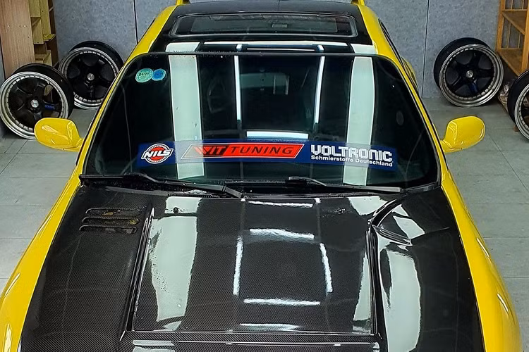 Số tiền này rao bán chiếc Nissan Skyline R33 chạy hơn 25 năm này có thể dư sức sở hữu nhiều mẫu xe thể thao lướt đến mới như Ford Mustang, BMW Z4, Audi TT, Mercedes-Benz C300 AMG Coupe, và rất nhiều dòng xe khác. Người bán cho biết, chiếc xe Nissan Skyline R33 2 cửa của mình có giấy xịn (cavet chính chủ), là xe duy nhất tại Việt Nam và đã được độ rất nhiều đồ chơi.