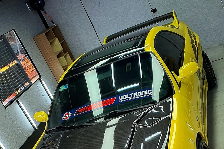 Đầu tiên chúng ta sẽ thấy toàn bộ mặt tiền của chiếc Nissan Skyline R33 đã thay đổi so với xe tiêu chuẩn từ cản trước, hốc gió và lưới tản nhiệt. Điểm nhấn phần đầu còn có việc nắp capô của xe được thay bằng chất liệu sợi carbon.