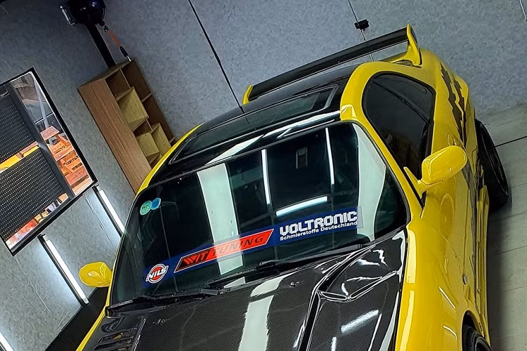 Đầu tiên chúng ta sẽ thấy toàn bộ mặt tiền của chiếc Nissan Skyline R33 đã thay đổi so với xe tiêu chuẩn từ cản trước, hốc gió và lưới tản nhiệt. Điểm nhấn phần đầu còn có việc nắp capô của xe được thay bằng chất liệu sợi carbon.