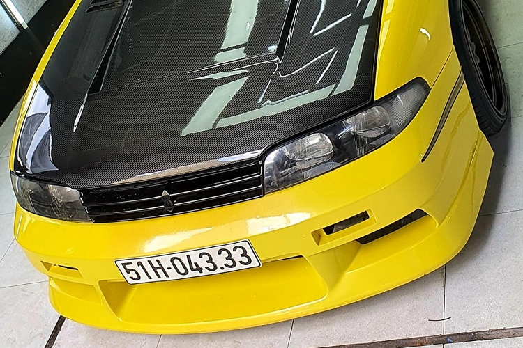 Về chiếc xe Nissan Skyline R33 của dân chơi xe Sài thành đang được chào bán 3,3 tỷ đồng, ngoại thất xe được sơn màu vàng cùng với đó là nhiều chi tiết carbon, chủ nhân của xe đã khoác lên cho nó bộ áo của "trùm cuối" GT R, phiên bản xe mà bất cứ dân chơi xe JDM nào đều thèm muốn.