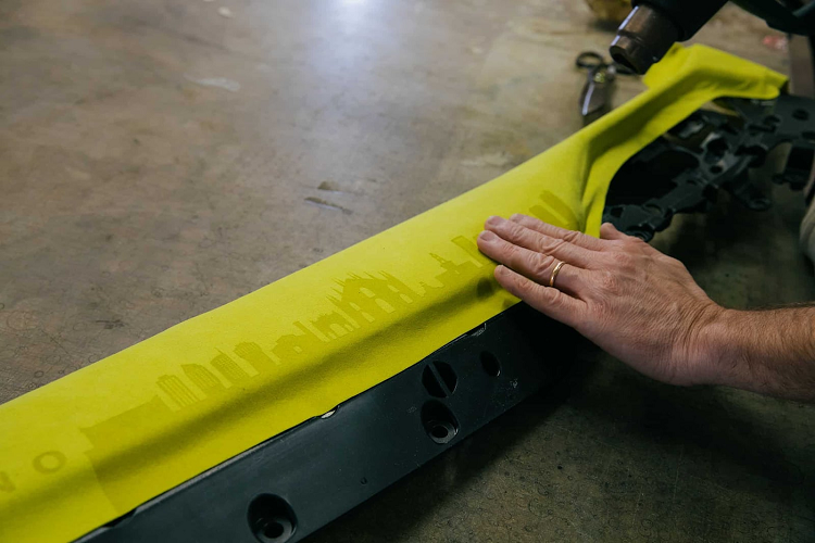 Chiếc xe được hoàn thiện trong màu sơn vàng Sao Paolo, nội thất BMW M4 Competition bọc da Alcantara màu đen tô điểm cho ghế ngồi, trần xe, các trụ và tấm cửa bằng các đường chỉ khâu màu đen và vàng để kỷ niệm mối quan hệ hợp tác lịch sử bắt đầu từ nhiều thập kỷ trước.