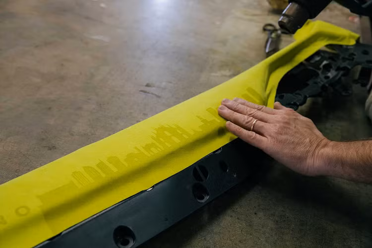 Chiếc xe được hoàn thiện trong màu sơn vàng Sao Paolo, nội thất BMW M4 Competition bọc da Alcantara màu đen tô điểm cho ghế ngồi, trần xe, các trụ và tấm cửa bằng các đường chỉ khâu màu đen và vàng để kỷ niệm mối quan hệ hợp tác lịch sử bắt đầu từ nhiều thập kỷ trước.