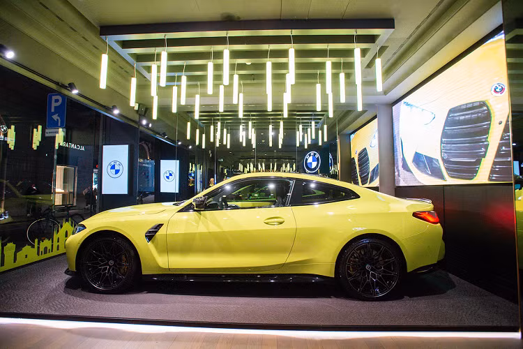 Chủ tịch kiêm Giám đốc điều hành của Alcantara Andrea Boragno cho biết: “Tại Alcantara, chúng tôi rất vui mừng về sự hợp tác này với BMW, điều này một lần nữa đã cho chúng tôi cơ hội thể hiện các giá trị bản sắc chung của mình qua mẫu xe BMW M4 Competition mới.