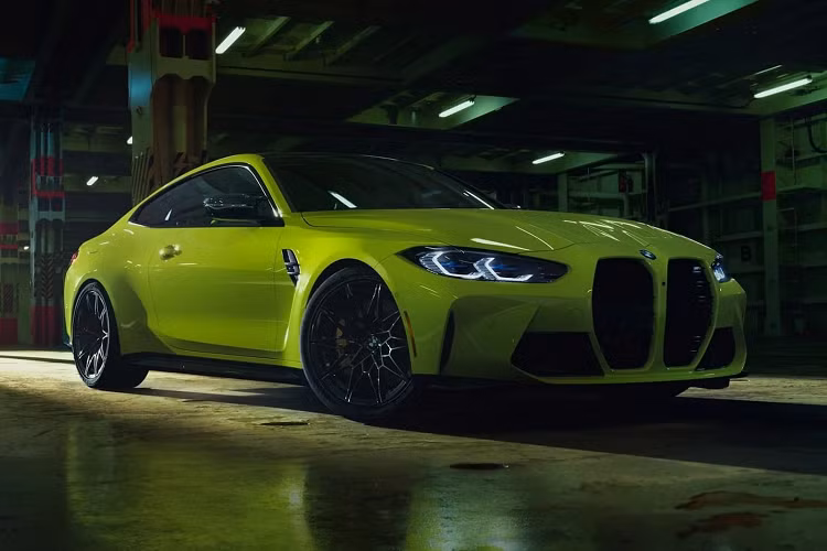 Vào năm kỷ niệm 50 năm thành lập BMW M, Alcantara đã “chung vui” với BMW bằng một chiếc BMW M4 Competition đặc biệt được trang trí bằng loại vải tốt nhất và sống động nhất của Alcantara