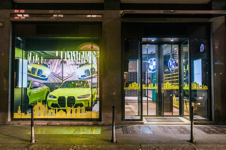 Alcantara làm nổi bật tính thể thao cực độ và sự nhẹ nhàng của dòng M, mang đến cảm giác lái thể thao cho người lái với sự thoải mái và khả năng chống mài mòn mà không bao giờ đánh mất trải nghiệm cảm giác thực sự độc đáo."