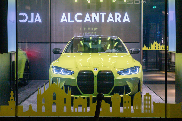 Vào năm 2020, Alcantara đã tạo ra một chiếc BMW i8 độc nhất vô nhị với màu sắc tương tự. Dự án đó là để kỷ niệm con đường của BMW hướng tới điện khí hóa và thực tế là Alcantara là vật liệu trung hòa carbon với công ty đã trung hòa carbon vào năm 2009.