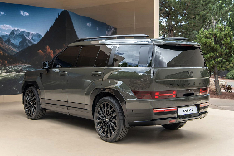 Tại châu Âu, Santa Fe 2024 sẽ có sẵn hai tùy chọn hệ truyền động, bao gồm Động cơ hybrid 1.6L tăng áp (Gamma III 1.6T GDI HEV – 6AT) hoặc Plug-in Hybrid tăng áp 1.6L (Gamma III 1.6T GDI PHEV – 6AT) với công suất tối đa 160 mã lực.