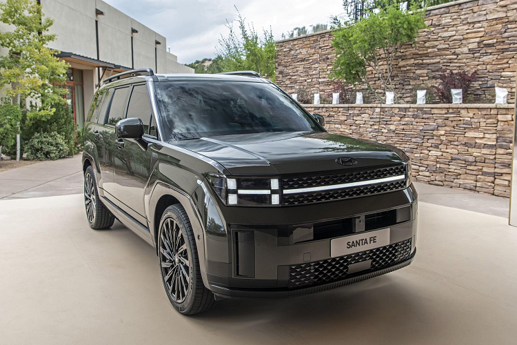 Ở đầu xe là lưới tản nhiệt và cụm đèn pha tạo thành hình chữ H rất nổi bật. Nhìn từ bên hông sẽ thấy sự cơ bắp và nam tính do các đường thẳng phối hợp tạo nên, ngay đến như vòm bánh xe cũng được tạo hình đa giác nhằm nhấn mạnh sự cứng cáp. Bộ mâm 21 inch đa chấu khá cuốn hút. Phía sau xe là cửa cốp rộng và được vuốt thẳng vuông góc từ nóc xuống, hứa hẹn khả năng chứa hành lý xuất sắc. Đèn hậu cũng tạo hình chữ H giúp xe được nổi bật khi xuất hiện trên đường.