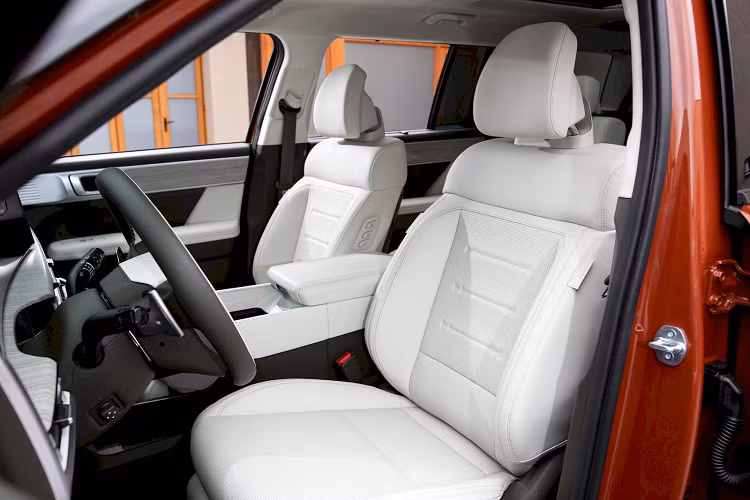 Các vật liệu thân thiện với môi trường được sử dụng xuyên suốt cho các bề mặt mềm, chẳng hạn như trần xe, thảm xe BCF, lưng ghế… Đặc biệt, ghế ngồi giả da được làm từ chất liệu hạn chế tối đa các nguy cơ gây hại cho sức khỏe con người và được chứng nhận loại 1 tại Châu Âu - an toàn cho trẻ sơ sinh đến 3 tuổi. 