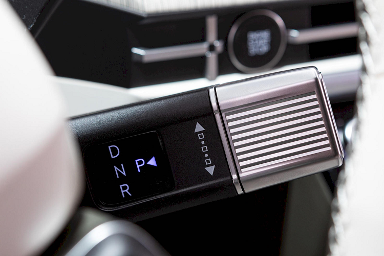 Ngoài ra, SantaFe 2024 còn được cải tiến để mang lại trải nghiệm tốt hơn cho hàng ghế đầu. Tại thị trường Hàn Quốc, xe có ghế lái Ergo Motion Seat sử dụng các túi khí để mang lại sự thoải mái và hỗ trợ tối ưu khi lái xe. Ghế thư giãn ở hàng đầu tiên có chỗ để chân cho phép người ngồi thư giãn ở một vị trí thoải mái. Màn hình điều khiển điều hòa cảm ứng toàn phần 6,6 inch giúp việc điều chỉnh hệ thống sưởi và làm mát trở nên trực quan hơn.