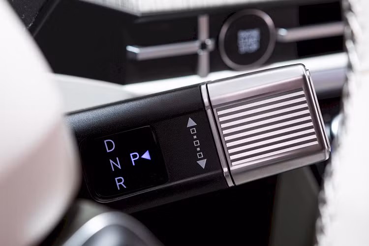 Ngoài ra, SantaFe 2024 còn được cải tiến để mang lại trải nghiệm tốt hơn cho hàng ghế đầu. Tại thị trường Hàn Quốc, xe có ghế lái Ergo Motion Seat sử dụng các túi khí để mang lại sự thoải mái và hỗ trợ tối ưu khi lái xe. Ghế thư giãn ở hàng đầu tiên có chỗ để chân cho phép người ngồi thư giãn ở một vị trí thoải mái. Màn hình điều khiển điều hòa cảm ứng toàn phần 6,6 inch giúp việc điều chỉnh hệ thống sưởi và làm mát trở nên trực quan hơn.