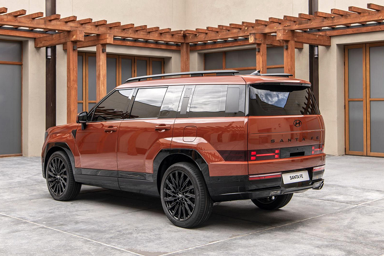 Có thể khẳng định, nếu như chữ "SantaFe" không được thể hiện trên thân xe thì ít ai nghĩ đây là sự nối tiếp của mẫu SUV nổi tiếng do Hyundai sản xuất. Bản thế hệ thứ 5 hoàn toàn mới này có thiết kế bóng bẩy và hiện đại, nhưng tuân thủ triệt để ngôn ngữ chủ đạo vuông vức với rất nhiều đường thẳng dứt khoát, khác biệt rất rõ so với những đường cong mềm mại và các đường cắt xẻ sắc sảo của SantaFe thế hệ 4 trước đây.