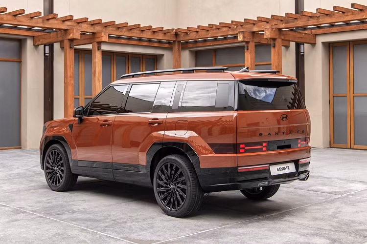 Có thể khẳng định, nếu như chữ "SantaFe" không được thể hiện trên thân xe thì ít ai nghĩ đây là sự nối tiếp của mẫu SUV nổi tiếng do Hyundai sản xuất. Bản thế hệ thứ 5 hoàn toàn mới này có thiết kế bóng bẩy và hiện đại, nhưng tuân thủ triệt để ngôn ngữ chủ đạo vuông vức với rất nhiều đường thẳng dứt khoát, khác biệt rất rõ so với những đường cong mềm mại và các đường cắt xẻ sắc sảo của SantaFe thế hệ 4 trước đây.