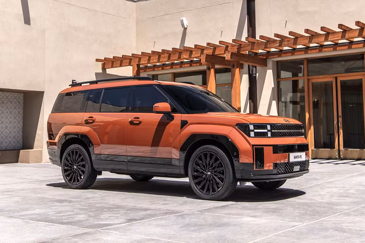 Sau nhiều lần hé lộ thông tin theo cách nhỏ giọt, cuối cùng thì Hyundai cũng chính thức giới thiệu đầy đủ về chiếc SantaFe 2024 thuộc thế hệ thứ 5 hoàn toàn mới. Không chỉ lớn hơn thế hệ cũ ở mọi khía cạnh, Hyundai SantaFe 2024 mới còn tràn ngập các tính năng mới mẻ và công nghệ hiện đại, hữu ích cho người dùng.