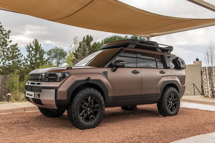 Những trang bị đáng chú ý tiếp theo của Hyundai Santa Fe 2024 gồm có gương chiếu hậu kỹ thuật số, đèn viền nội thất, cập nhật phần mềm qua WiFi, thu phí tự động không dừng... Thêm vào đó là những trang bị an toàn hiện đại như 10 túi khí, hệ thống cảnh báo còn hành khách trên ghế sau nâng cao, hỗ trợ lái trên cao tốc và hỗ trợ đỗ xe điều khiển từ xa thông minh.