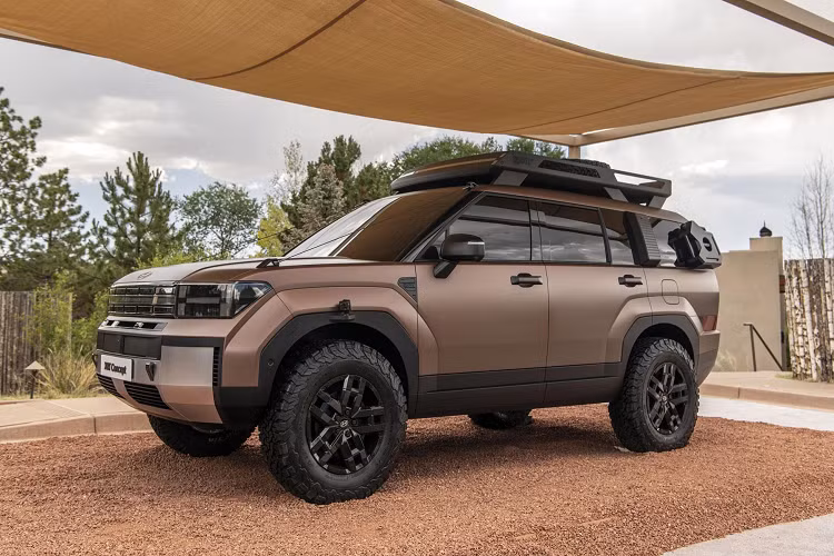 Những trang bị đáng chú ý tiếp theo của Hyundai Santa Fe 2024 gồm có gương chiếu hậu kỹ thuật số, đèn viền nội thất, cập nhật phần mềm qua WiFi, thu phí tự động không dừng... Thêm vào đó là những trang bị an toàn hiện đại như 10 túi khí, hệ thống cảnh báo còn hành khách trên ghế sau nâng cao, hỗ trợ lái trên cao tốc và hỗ trợ đỗ xe điều khiển từ xa thông minh.