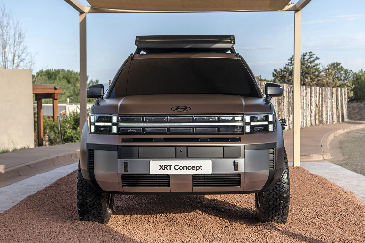 Tại các khu vực khác, Santa Fe hoàn toàn mới cũng sẽ được trang bị động cơ xăng 2,5 lít (Theta III 2.5 GDI – 8AT) sản sinh công suất tối đa 194 mã lực. Giá xe Hyundai SantaFe 2024 mới sẽ công bố đầu tiên tại quê nhà Hàn Quốc vào nửa cuối năm nay, sau đó mẫu xe này sẽ đến với các thị trường Bắc Mỹ/Châu Âu vào nửa đầu năm sau. Buổi ra mắt thị trường Bắc Mỹ sẽ được tổ chức tại Triển lãm ôtô Los Angeles 2023.