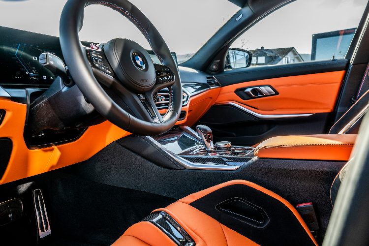 Kể từ khi Light Performance trở thành hãng độ và sản xuất ra hệ thống ống xả riêng thì M3 Touring CSL cũng được trang bị ống xả có đường thoát cao hơn cùng bộ giảm thanh và đầu ống bằng sợi carbon. Hệ thống ống xả mới giảm áp suất ngược và tăng thêm 15 mã lực cho xe, cải thiện âm thanh nhưng không gây sự khó chịu. Thậm chí ống xả độ còn tuân thủ các quy định về tiêu chuẩn khí thải Euro.