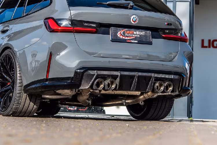 Hãng độ Light Performance không cung cấp thông tin về hiệu suất vận hành sau khi độ, nhưng với nguyên bản M3 Touring đã mang đến nhiều con số ấn tượng về sức mạnh như tăng tốc 0-100 km/h trong 3,6 giây, tốc độ tối đa đạt 280 km/h đối với gói M Driver. Giá xe BMW M3 Touring 2023 tại Đức từ 74.900 Euri (tương đương 1,885 tỷ đồng).