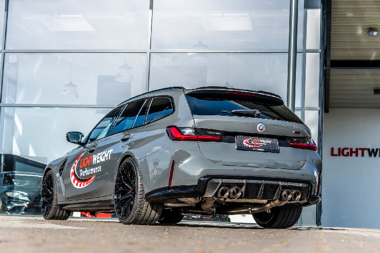 Về mức giá xe BMW M3 Touring độ CSL không được Lightweight Performance tiết lộ nhưng với số lượng 1.000 xe thì mức giá sẽ không hề rẻ, tất nhiên bản độ không chỉ khiến chiếc xe trở nên đặc biệt mà còn tăng sự kinh ngạc ở bất kỳ nơi nào mà chiếc xe đi qua.