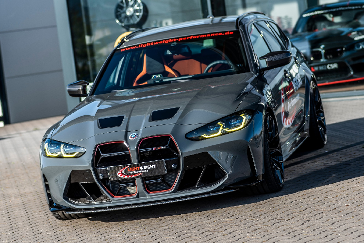 Một số chi tiết nâng cấp có thể nhận ra bằng mắt thường như nắp capo có hai khe gió lớn, logo BMW M - kỷ niệm 50 năm, cụm lưới tản nhiệt hình quả thận viền đỏ, các khe hút gió phía trước và đèn pha màu vàng. Nhìn từ phần đầu xe sẽ dễ dàng tin rằng đấy chính là M4 CSL. Theo hãng độ Lightweight Performance, chiều cao hành trình phía sau hiện tại ở mức hoàn hảo, còn là phía trước quá cao nên đã lắp hệ thống treo Eibach Federn giúp phần đầu hạ thấp thêm 25 mm.