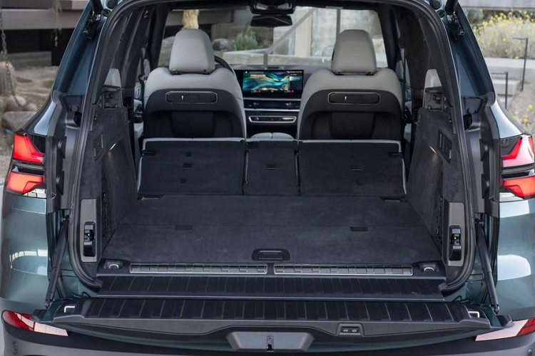 Điểm nhấn còn lại của mẫu SUV hạng sang này là công nghệ. Theo đó, xe được trang bị hệ thống kết nối 5G mới, công nghệ dùng điện thoại thông minh để thay chìa khóa (hỗ trợ cả Apple lẫn Android), hệ thống định vị tương tác thực tế ảo và ra lệnh bằng giọng nói nâng cấp. Nhờ đó, người dùng có thể đóng/mở cửa sổ và bật/tắt điều hòa bằng giọng nói. 